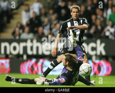 Calcio - Carling Cup - secondo turno - Newcastle United v Barnsley - St James Park. Michael Owen di Newcastle United segna l'obiettivo di apertura della partita durante la partita di secondo turno della Carling Cup al St James Park di Newcastle. Foto Stock