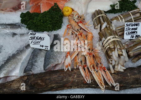 Pesce fresco in vendita al mercato di Borough. Londra, Inghilterra. Foto Stock