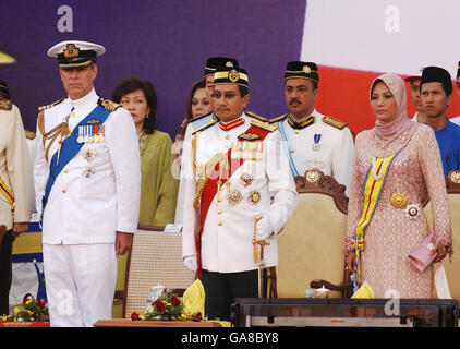 Il Duca di York, che è il rappresentante speciale del Regno Unito per il Commercio e gli investimenti, si trova accanto al Re e alla Regina della Malesia durante il 50° anniversario dell'indipendenza della Malesia nella capitale Kuala Lumpur questa mattina. Foto Stock