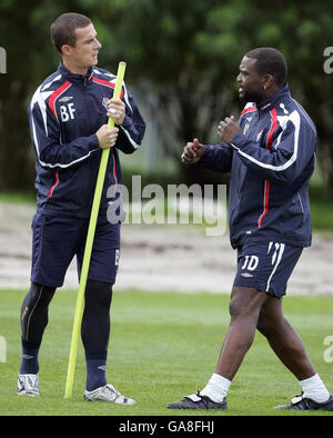 Calcio - Rangers Training Session - Murray Park. Rangers Player Barry Ferguson e Jean Darchville durante una sessione di allenamento al Murray Park di Glasgow. Foto Stock