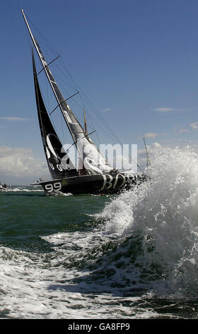 Lo yacht Open 60 di Alex Thomson Hugo Boss all'inizio della Rolex Fastnet Race sul Solent vicino a Cowes, Isola di Wight. Foto Stock