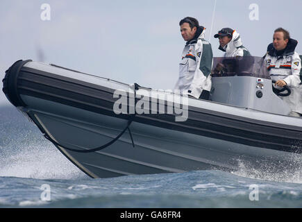 Mike Sanderson, direttore della squadra della British America's Cup, guarda l'inizio della Rolex Fastnet Race sul Solent vicino a Cowes, Isola di Wight. Foto Stock