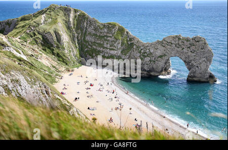 Vista generale di Durdle Door vicino a West Lulworth, Dorset, due giorni dopo un uomo è stato gravemente ferito scalando le rocce e poi saltando in mare, un'attività conosciuta come 'tomblaoning'. Foto Stock