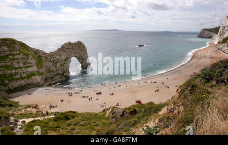 Vista generale di Durdle Door vicino a West Lulworth, Dorset, due giorni dopo un uomo è stato gravemente ferito scalando le rocce e poi saltando in mare, un'attività conosciuta come 'tomblaoning'. Foto Stock