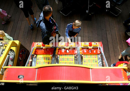 Vacanzieri nelle sale giochi di Weston-Super-Mare nel Somerset. Foto Stock