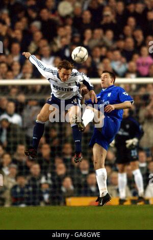 l-r; Tottenham Hotspur's Teddy Sheringham combatte per il possesso della palla in aria con John Terry di Chelsea Foto Stock