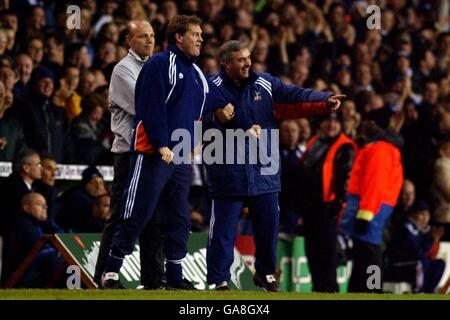 Il manager di Tottenham Hotspur, Glenn Hoddle, e l'assistente manager John Gorman, guardano come la loro squadra batte Chelsea per raggiungere la finale della Worthington Cup a Cardiff Foto Stock