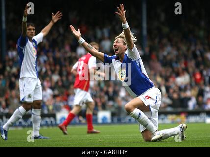 Robbie Savage di Blackburn Rovers fa appello ai cieli dopo il fallimento per ottenere un calcio libero Foto Stock