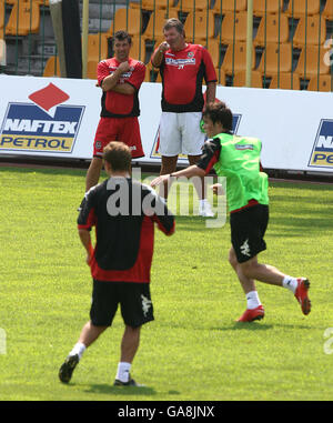 Il direttore del Galles John Toshack parla con Dean Saunders (a sinistra) durante una sessione di allenamento al Naftex Stadium di Burgas, Bulgaria. Foto Stock