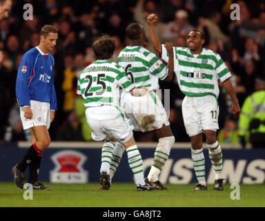 Calcio - CIS Insurance Cup - Semifinale - Rangers / Celtic. Dianbobo Balde di Celtic festeggia con Lubomir Moravcik e Didier Agathe, mentre Peter Lovenkrands di Rangers sembra abbattuto Foto Stock