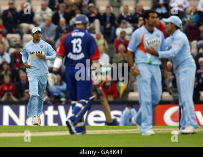 L'Inghilterra Matt prima cammina via dopo essere stato catturato dal Rahul Dravid indiano (a sinistra) fuori dal bowling di Zaheer Khan (seconda a destra) durante la NatWest Series match al Rose Bowl, Southampton. Foto Stock