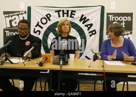 Cindy Sheehan, il cui figlio Casey è stato ucciso durante i combattimenti in Iraq nel 2004, parla ad una conferenza stampa nel centro di Londra con il presidente dell'Hip Hop Caucas il reverendo Yearwood e il Covenor della coalizione Stop the War Lindsey German (destra). Foto Stock