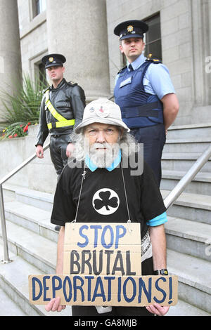 Una protesta al di fuori del Dipartimento di Giustizia di Dublino, contro la deportazione di Olivia Agbonlahor, del suo figlio autistico di sei anni, Great, e della sua gemella Melissa. Kevin Brophy, l'avvocato che sostiene la madre nigeriana deportata dieci giorni fa con i suoi due figli, oggi ha promesso di continuare la lotta per riportarli in Irlanda. Foto Stock