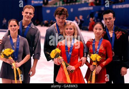 La Russia Elena Berezhnaya e il partner Anton Sikharulidze (c) detengono il loro medaglia d'oro che ha vinto il programma di pattinaggio di coppia con Silver Medalist's Canada's Jamie sale e partner David Pelletier (l) E Xue Shen, medaglia di bronzo e partner Hongbo Zhao (r) Foto Stock