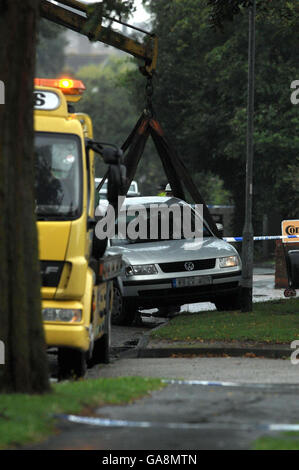 Una macchina viene sollevata sulla scena di una ripresa che ha avuto luogo oggi a Letchworth Garden City, Herts . Foto Stock