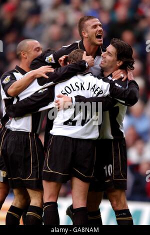 (L-R) Mikael Silvestre di Manchester United, David Beckham e Ruud Van Nistelrooy si uniscono alle celebrazioni per il secondo gol di Ole Gunnar Solskjaer contro Charlton Athletic Foto Stock