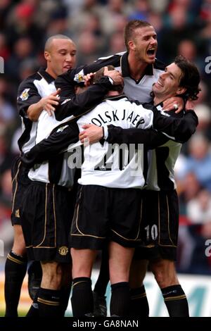 (L-R) Mikael Silvestre di Manchester United, David Beckham e Ruud Van Nistelrooy si uniscono alle celebrazioni per il secondo gol di Ole Gunnar Solskjaer contro Charlton Athletic Foto Stock