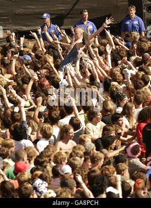 Carling Reading Festival 2007. Una folla surfista al Carling Reading Festival 2007 a Reading, Berkshire. Foto Stock