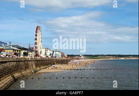 Una vista generale dei vacanzieri che godono del bel tempo a Bridlington, East Yorkshire. Foto Stock