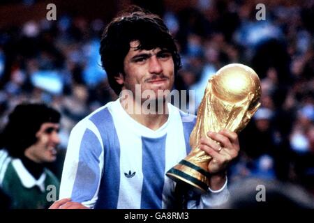 Calcio - Coppa del mondo Argentina 78 - finale - Argentina / Olanda. Il capitano argentino Daniel Passarella si aggrappa alla Coppa del mondo mentre viene portato in spalla-alto celebrando i tifosi argentini dopo la partita Foto Stock