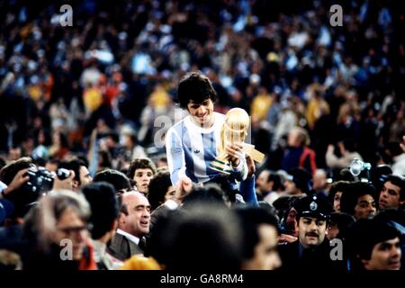 Calcio - Coppa del mondo Argentina 78 - finale - Argentina / Olanda. Il capitano argentino Daniel Passarella si aggrappa alla Coppa del mondo mentre viene portato in spalla-alto celebrando i tifosi argentini dopo la partita Foto Stock