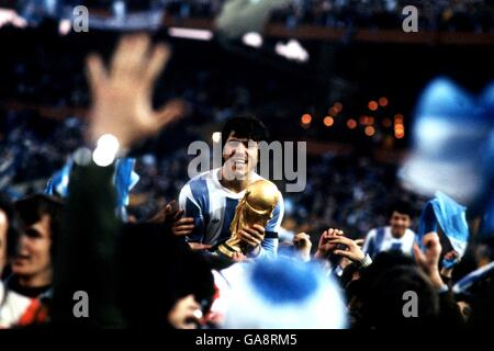 Calcio - Coppa del mondo Argentina 78 - finale - Argentina / Olanda. Il capitano argentino Daniel Passarella si aggrappa alla Coppa del mondo mentre viene portato in spalla-alto celebrando i tifosi argentini dopo la partita Foto Stock