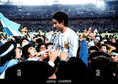 L'argentino Osvaldo Ardiles è portato da trionfanti tifosi argentini, celebrando la loro vittoria nel 3-1 nella finale della Coppa del mondo Foto Stock