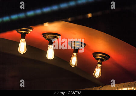 Retrò lampade di tungsteno incandescente nel buio interiore, foto con messa a fuoco selettiva e DOF poco profondo Foto Stock