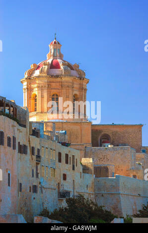 Cupola della Co-Cattedrale di San Paolo nella città silenziosa murata, Malta. Foto Stock