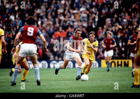 (L-R) Des Bremner di Aston Villa supera Steve McMahon di Everton Foto Stock