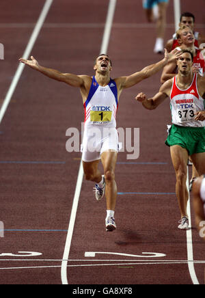 Atletica - Campionati mondiali di atletica IAAF - Osaka 2007 - Stadio Nagai. La Sebrle romana della Repubblica Ceca attraversa la linea nel Decathlon maschile di 1500 m sapendo che ha appena vinto la medaglia d'oro Foto Stock