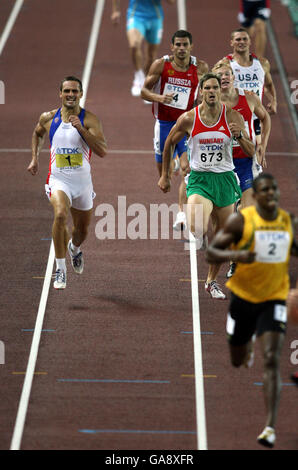 La Sebrle romana della Repubblica Ceca (n.1) termina la parte di 1500 m. Il Decathlon vicino al Giamaica Maurice Smith (no2) per vincere Medaglia d'oro Foto Stock