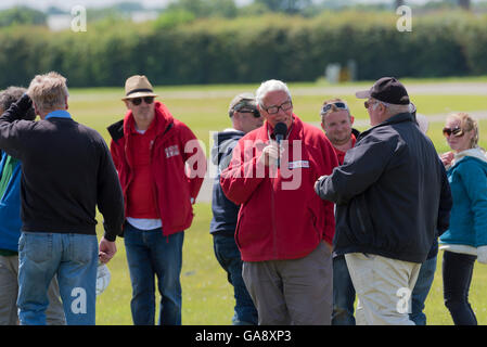 Dave Vescovo di DB Suono in giacca rossa con i piloti ad ali 'n' ruote North Weald airfield Epping Essex Inghilterra Foto Stock