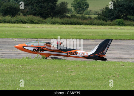 50% Fox aliante jet alimentato sulla pista pronti per il decollo ali 'n' ruote North Weald airfield Epping Essex Inghilterra Foto Stock