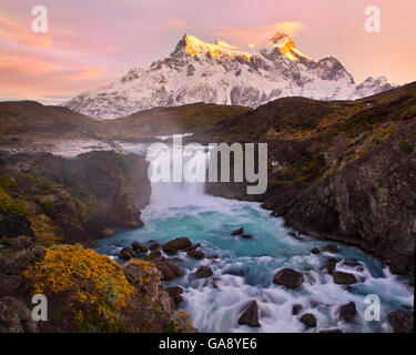 Salto Grande Cascata con Paine Grande al di là, Parco Nazionale Torres del Paine, Cile, Giugno 2014. Foto Stock