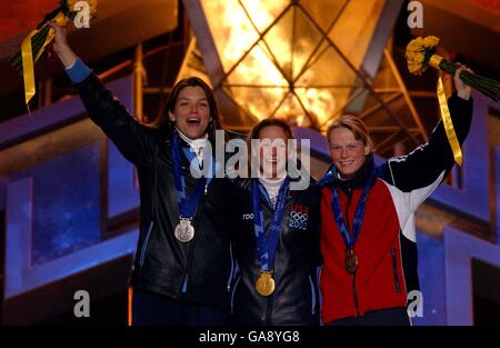 Olimpiadi invernali - Salt Lake City 2002 - cerimonia Medaglia - Skeleton femminile. Tristan Gale (c) medaglia d'oro degli Stati Uniti con il compagno di squadra e la medaglia d'argento Lea Ann prezzemolo (l) e la medaglia di bronzo della Gran Bretagna Alex Coomber Foto Stock