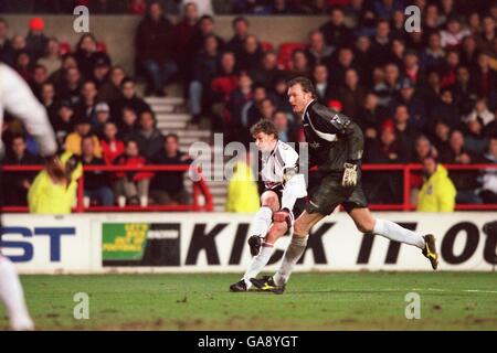 OLE Gunnar Solskjaer orologi come la palla va in rete punteggio Manchester United settimo obiettivo del gioco ... Calcio - fa Carling Premiership - Nottingham Forest / Manchester United ... 06-02-1999 ... ... ... Il credito fotografico deve essere: Foto Tony Marshall/EMPICS Sport/PA. Riferimento unico N. 303679 ... Calcio Internazionale ... Le Tournoi de France ... Francia / Italia Zinedine Zidane, Francia durante le Tournoi de France / Italia Foto Stock