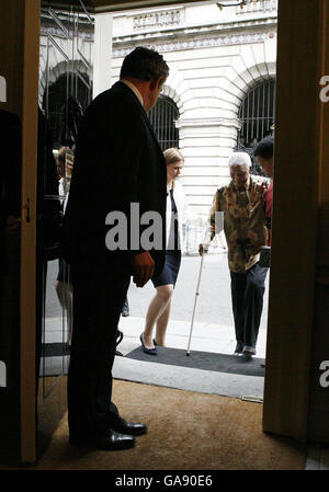 Il primo ministro britannico Gordon Brown e la moglie Sarah accolgono l'ex presidente sudafricano Nelson Mandela, insieme alla moglie Graca Machel, al 10 Downing Street, Londra. Foto Stock