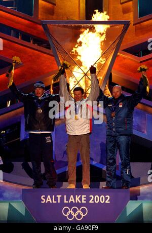 Stephan Eberharter (c) dell'Austria celebra la sua medaglia d'oro con l'argento Medaglia di USA Bode Miller e bronzo medaglia di Norvegia Lasse Kjus Foto Stock