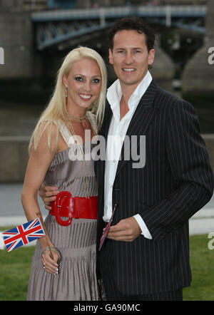 Camilla Dallerup e Brendan Cole, i concorrenti britannici dell'Eurovision Dance Contest, che si terrà presso la BBC il 1° settembre, contribuiscono a lanciare l'evento al Tower Bridge nel centro di Londra. PRESS ASSOCIATION Photo: Picture date: Martedì 28 agosto 2007. Il credito fotografico deve essere: Ian West/PA Wire Foto Stock