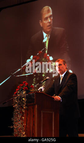 Il Duca di York, che è il rappresentante speciale del Regno Unito per il commercio e gli investimenti, durante il suo discorso sulla finanza islamica al seminario INCEIF a Kuala Lumpur, Malesia, questa mattina. Foto Stock