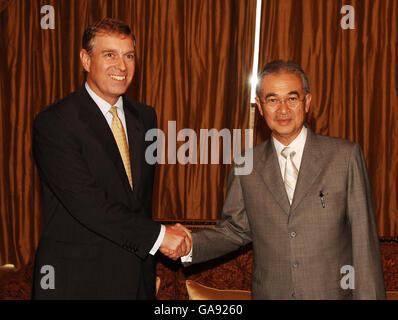 Il Duca di York, che è il rappresentante speciale del Regno Unito per il Commercio e gli investimenti, stringe le mani con YAB dato'seri Abdullah Badawi, il primo ministro della Malesia, a Kuala Lumpur, Malesia. Foto Stock