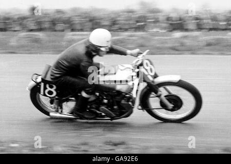 Motociclismo - Silverstone. Geoff Duke in azione sul suo Norton Foto Stock