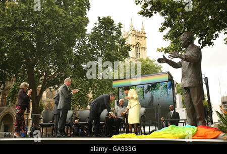 Il primo ministro britannico Gordon Brown si congratula con l'ex presidente sudafricano Nelson Mandela e la moglie Graca Machel, durante una cerimonia di inaugurazione della statua in suo onore a Parliament Square, Londra, Inghilterra. Foto Stock