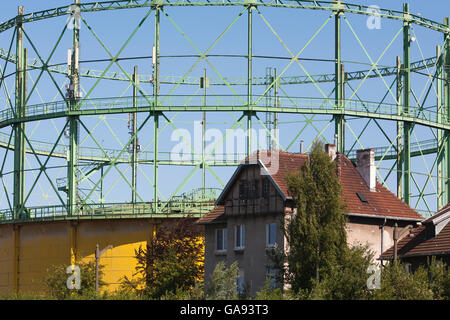 Gigante titolari di gas vicino la solidarietà europea di centro, un retaggio sovietico lo sviluppo industriale in Gdansk, Polonia Foto Stock