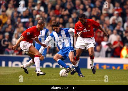 Sanchez Victor di Deportivo la Coruna combatte per la palla con Mikael Silvestre (l) e Quinton Fortune (r) di Manchester United Foto Stock