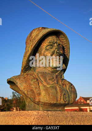 Un busto commemorativo del famoso lifeboatman Henry Blogg sulla East Cliff a Cromer, Norfolk, Inghilterra, Regno Unito. Foto Stock