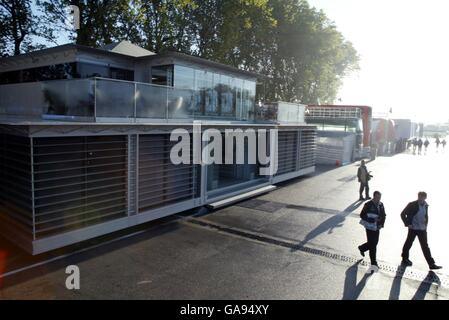 Formula uno Motoracing - Gran Premio di San Marino - Qualifiche. L'età spaziale impressionante McLaren Mercedes nuovo motorhome, nudofing sempre l'altra struttura di ospitalità di squadra nel paddock Foto Stock