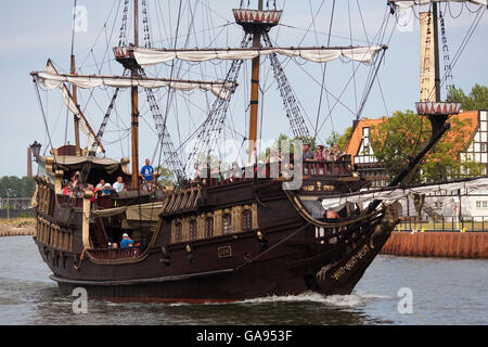Una nave turistica, una riproduzione square truccate barca porta i turisti verso il basso il fiume Motlowa in Gdansk, Polonia Foto Stock