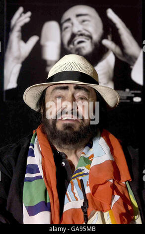 Immagine del file, datata 06-10-2003. Il leggendario Tenor Luciano Pavarotti propone ai fotografi durante una conferenza stampa di lanciare il suo nuovo album "ti Adoro" al Mandarin Oriental Hotel di Londra. Foto Stock